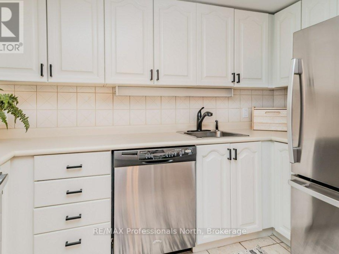 105 - 33 DEERHURST GREENS, Peninsula Lake