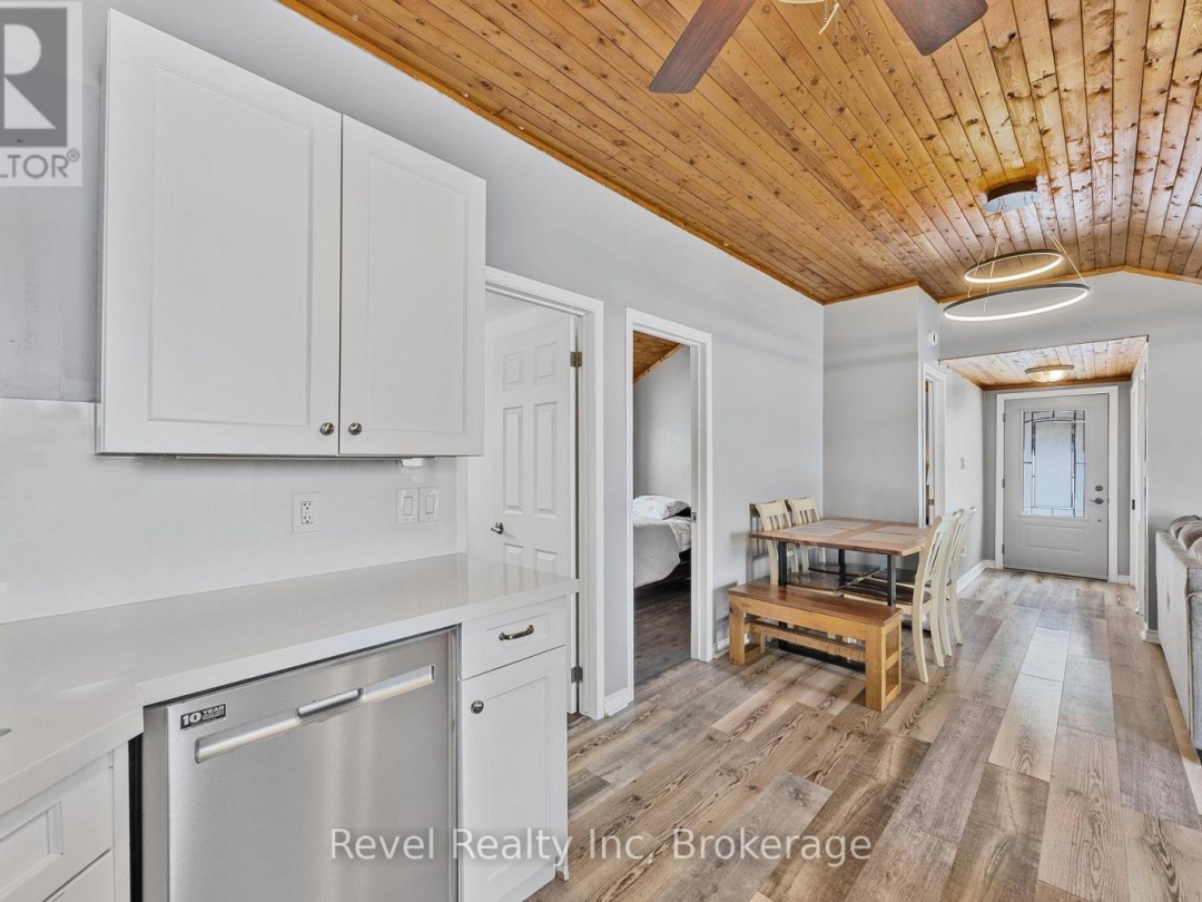 97 Maskinonge Road, Georgian Bay