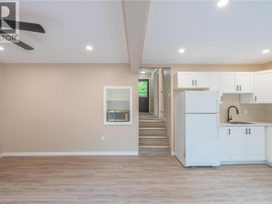 1044 ENGLISH Circle, 