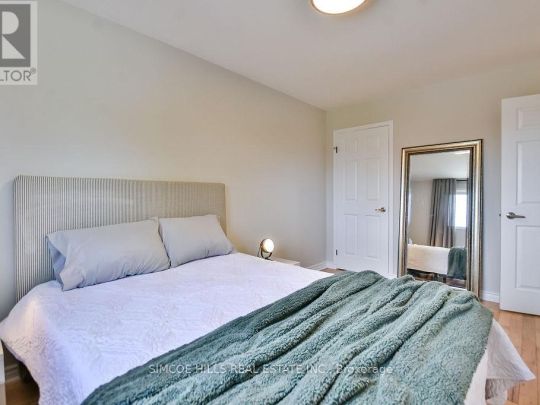 40 LAURENTIAN LANE, 