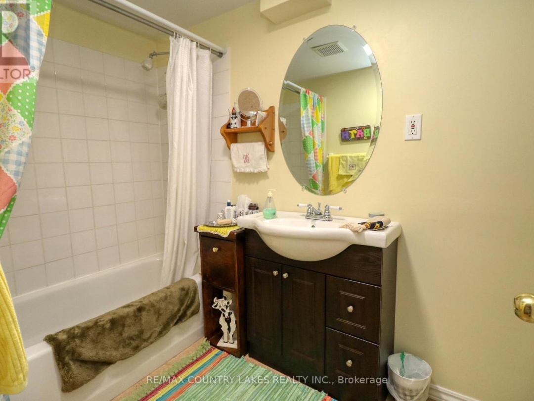 588 MAIN STREET E, 