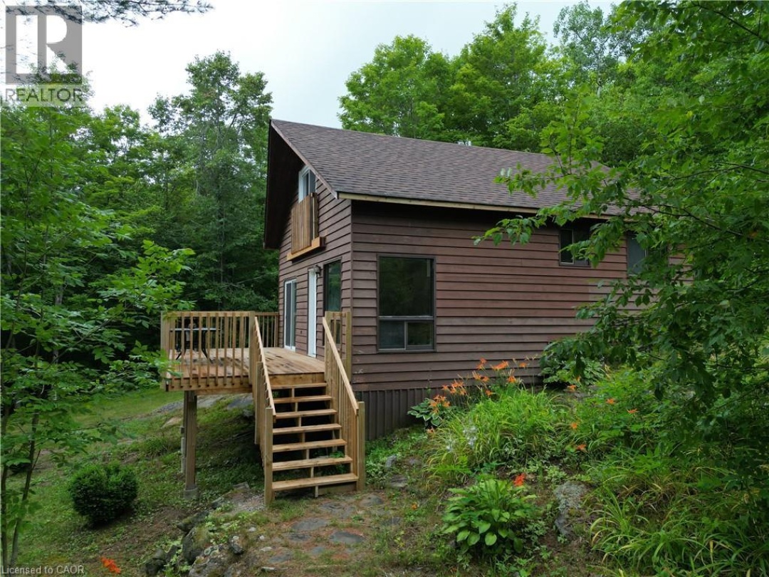 1044 ENGLISH Circle, 