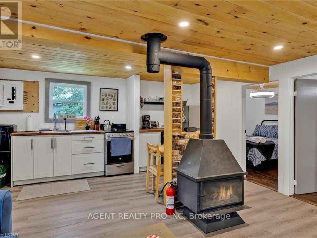 21 Oriole Road, Cameron Lake