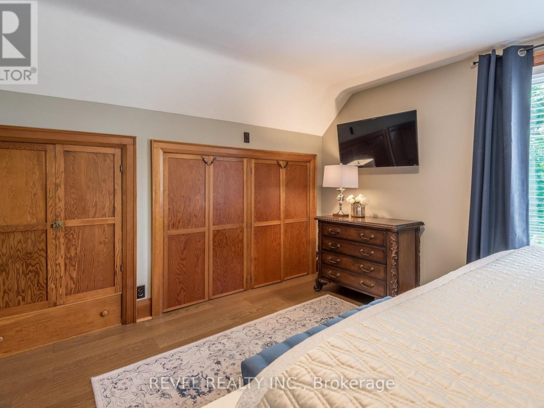 14 BOND STREET W, 