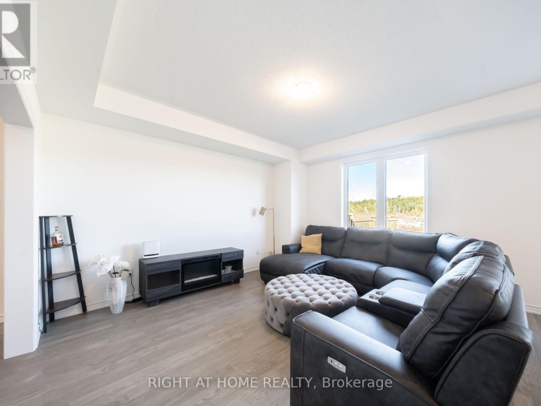 32 HILLCROFT WAY, 