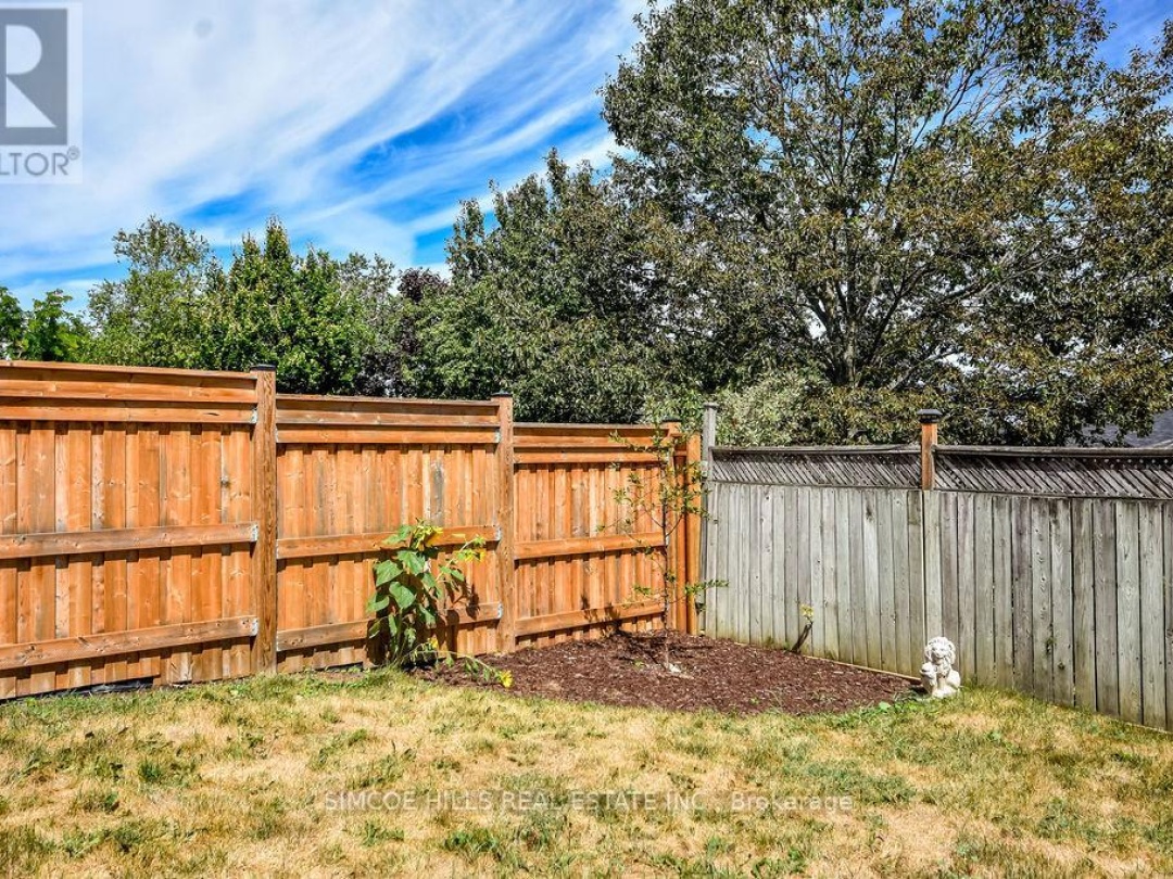 40 LAURENTIAN LANE, 