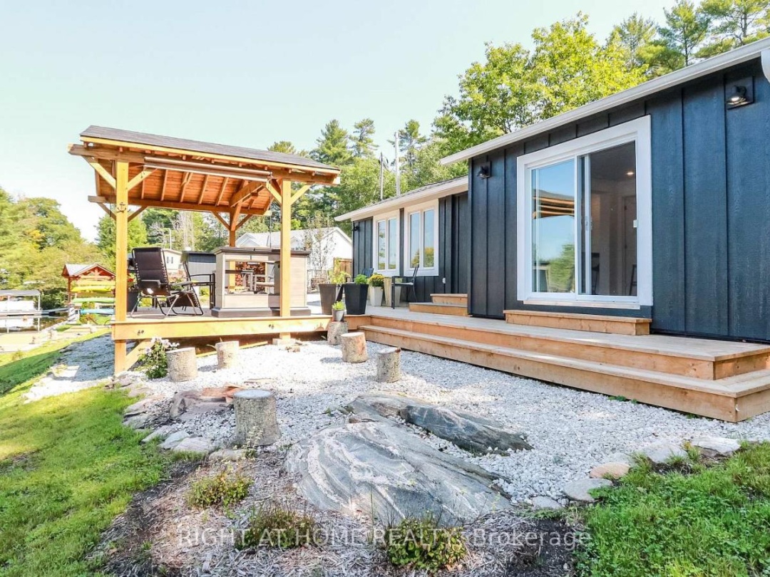 8150 Laidlaw Avenue, Severn Lake