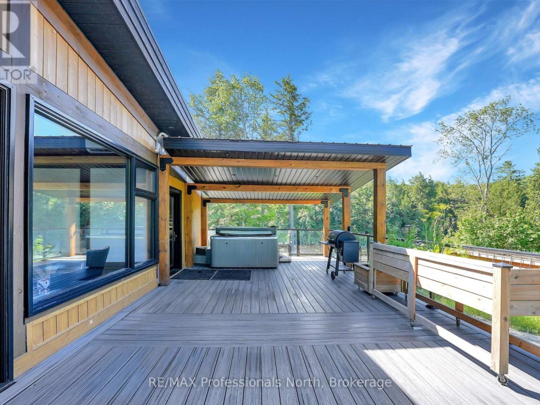 1046 LONE WOLF CRESCENT, 