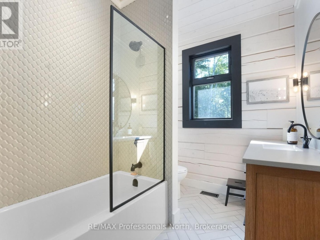 1046 LONE WOLF CRESCENT, 