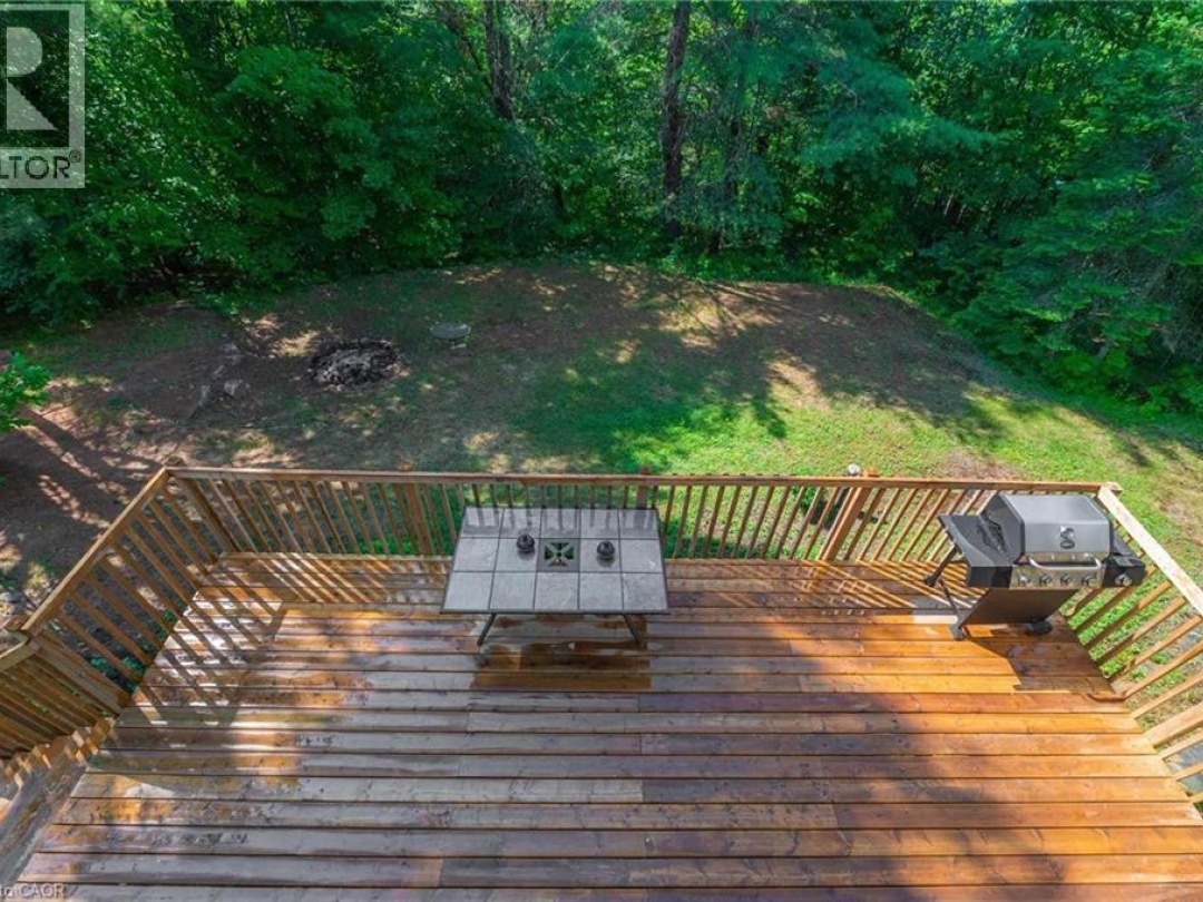 1044 ENGLISH Circle, 