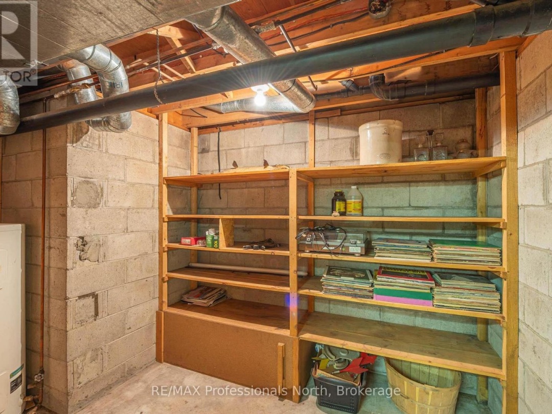 2499 KENNISIS LAKE ROAD, 