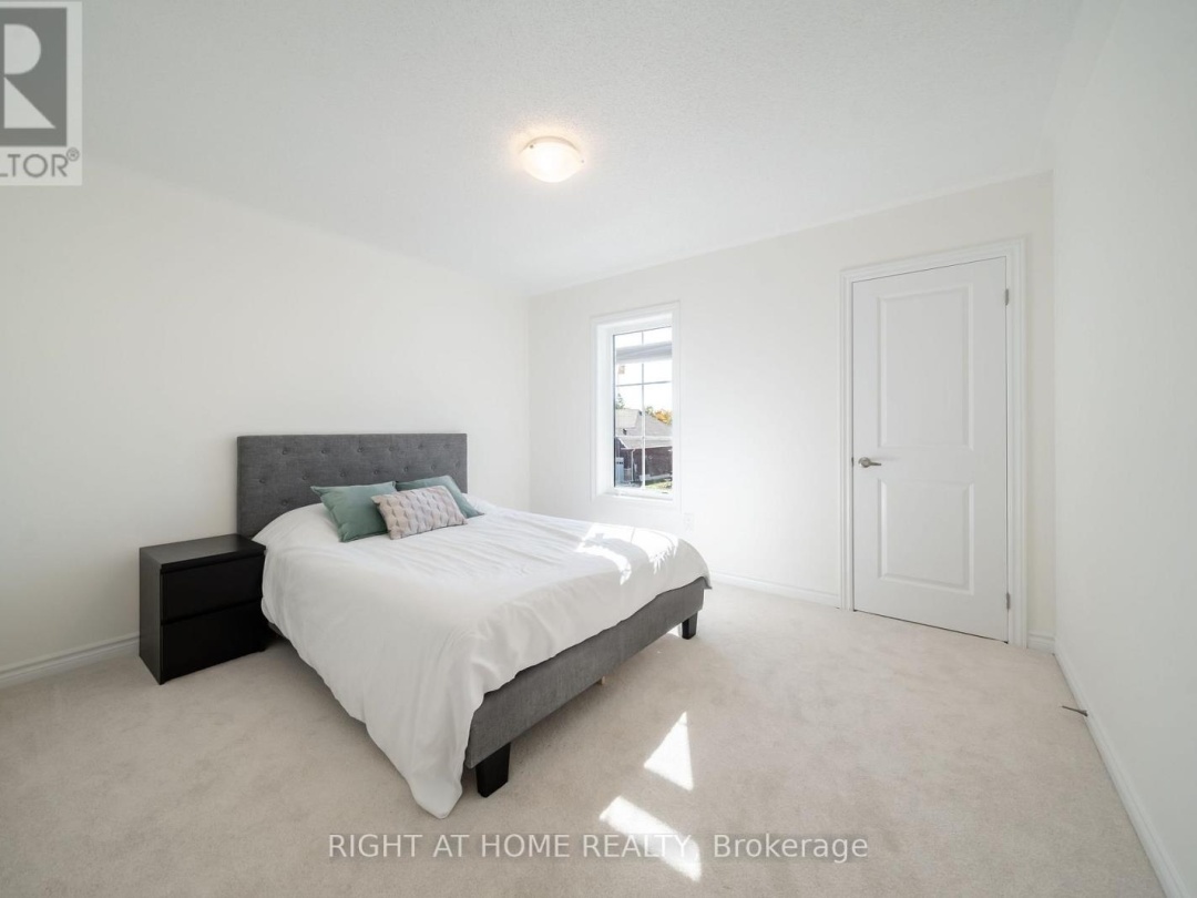 32 HILLCROFT WAY, 