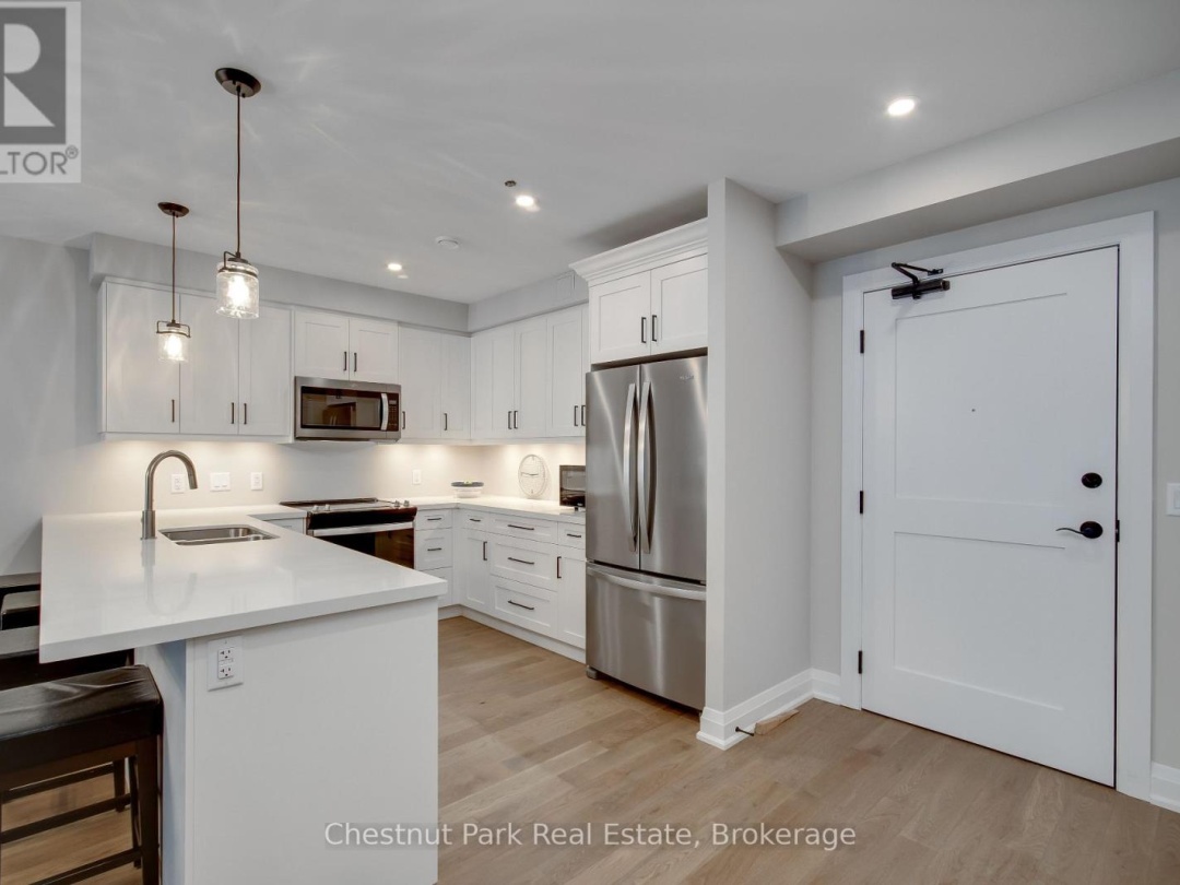 205 200 Anglo Street, South Muskoka Lake