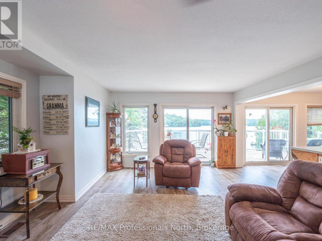 1075 COMAK CRESCENT, 