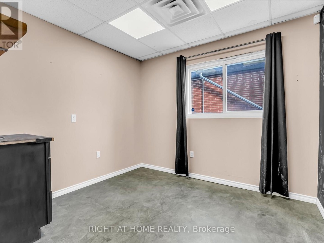 32 MATCHEDASH STREET N, 