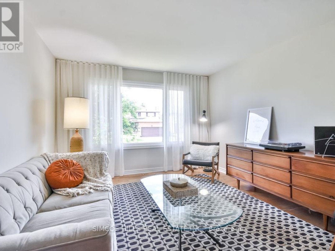 40 LAURENTIAN LANE, 