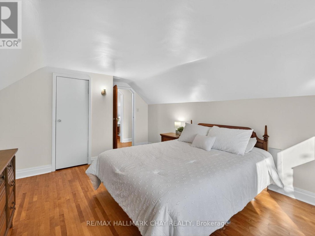 18 NORTH STREET E, 