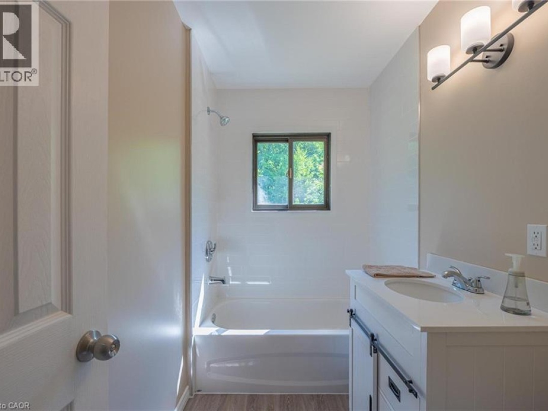 1044 ENGLISH Circle, 
