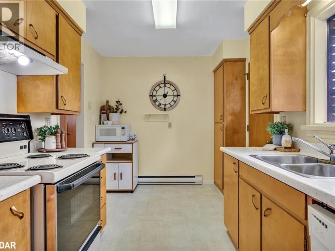 28 BOND Street E, 