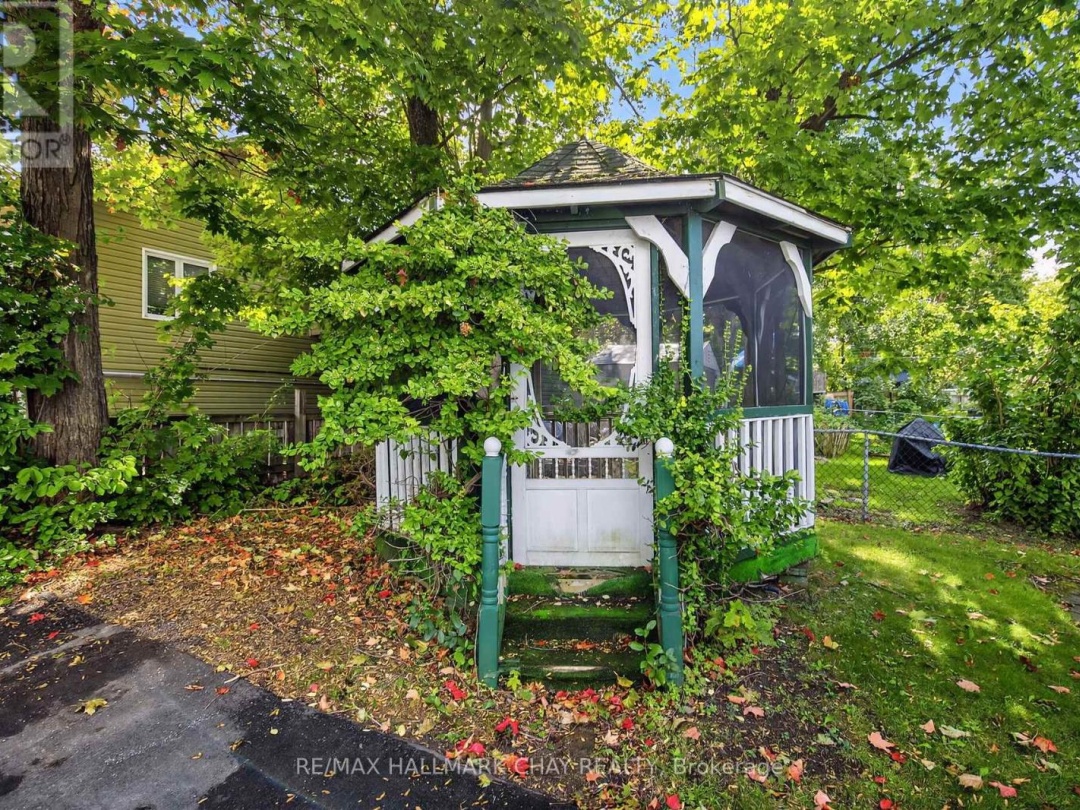 319 MISSISSAGA STREET W, 