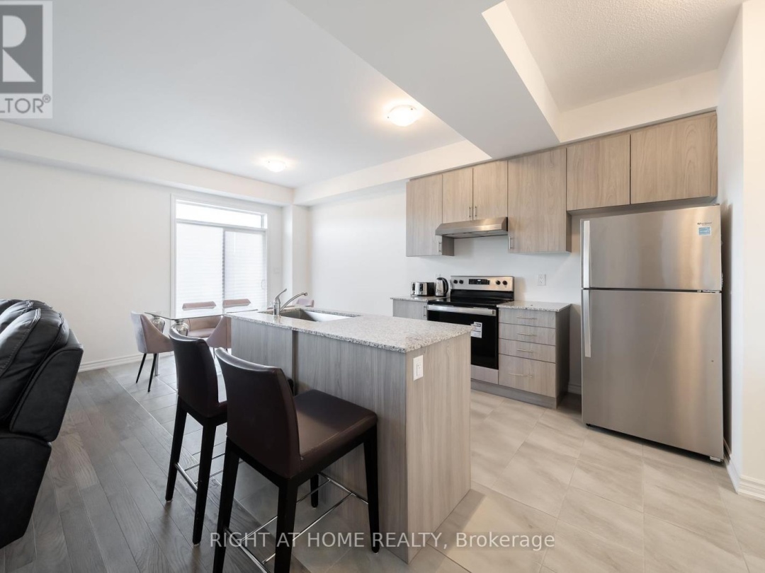 32 HILLCROFT WAY, 