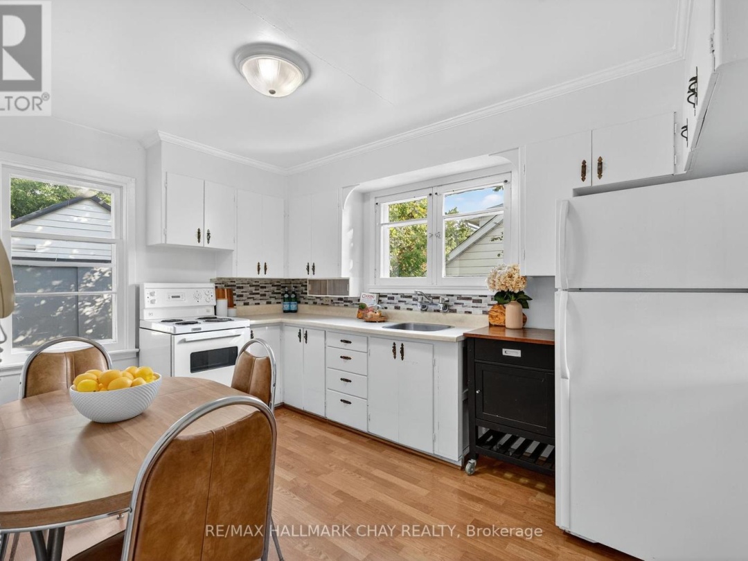 18 NORTH STREET E, 