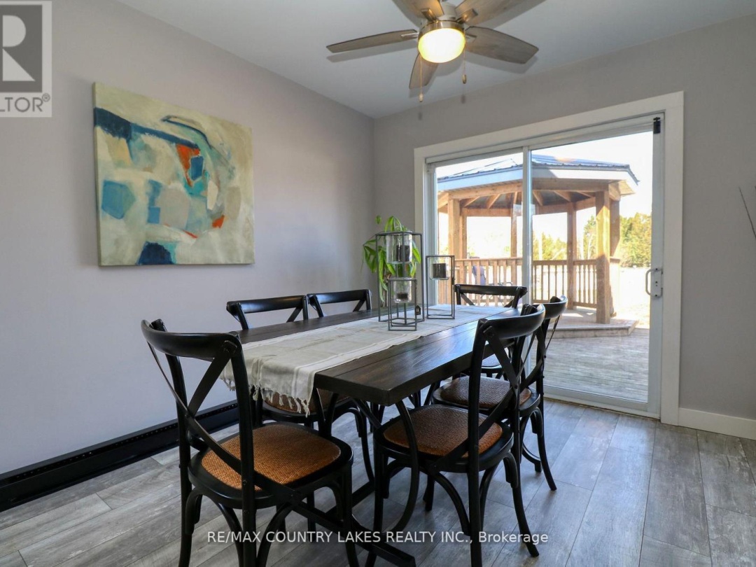 3 PINEWOOD BOULEVARD, Canal Lake