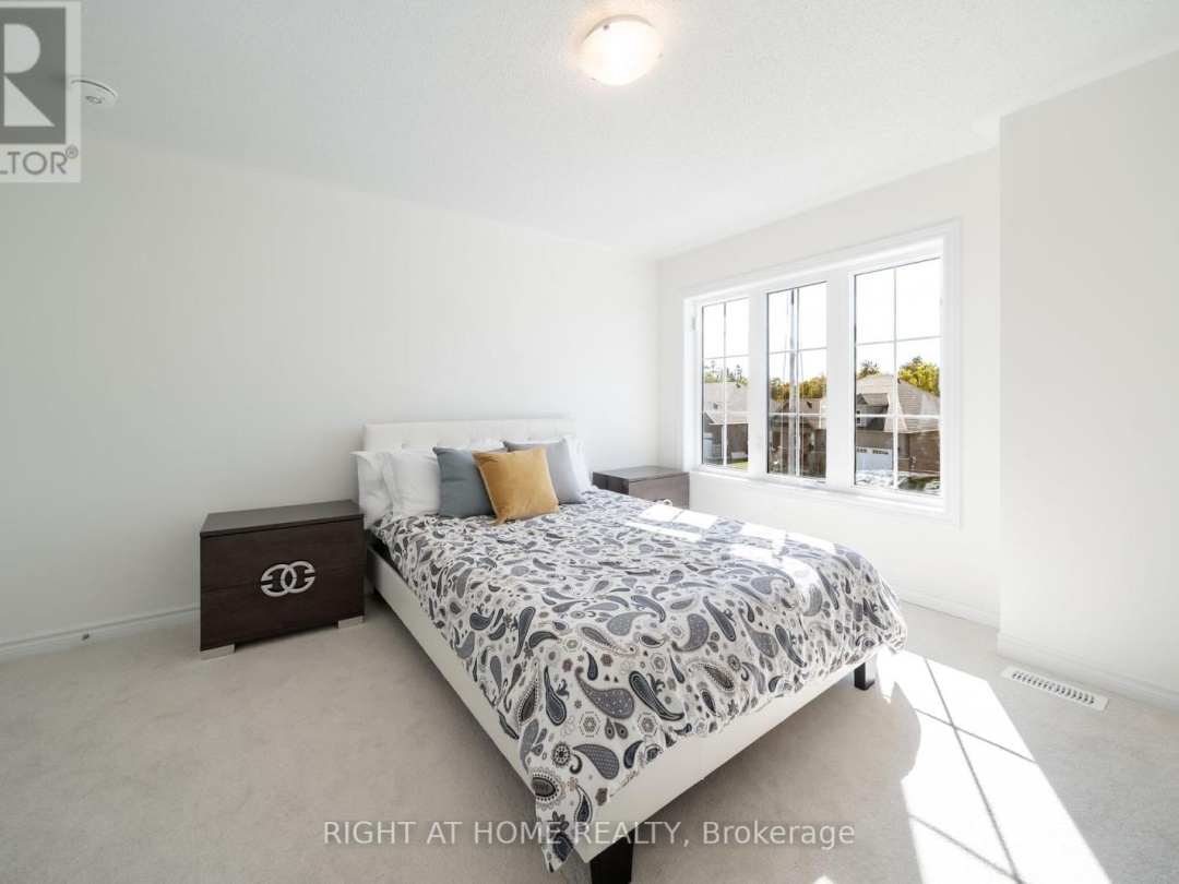 32 HILLCROFT WAY, 