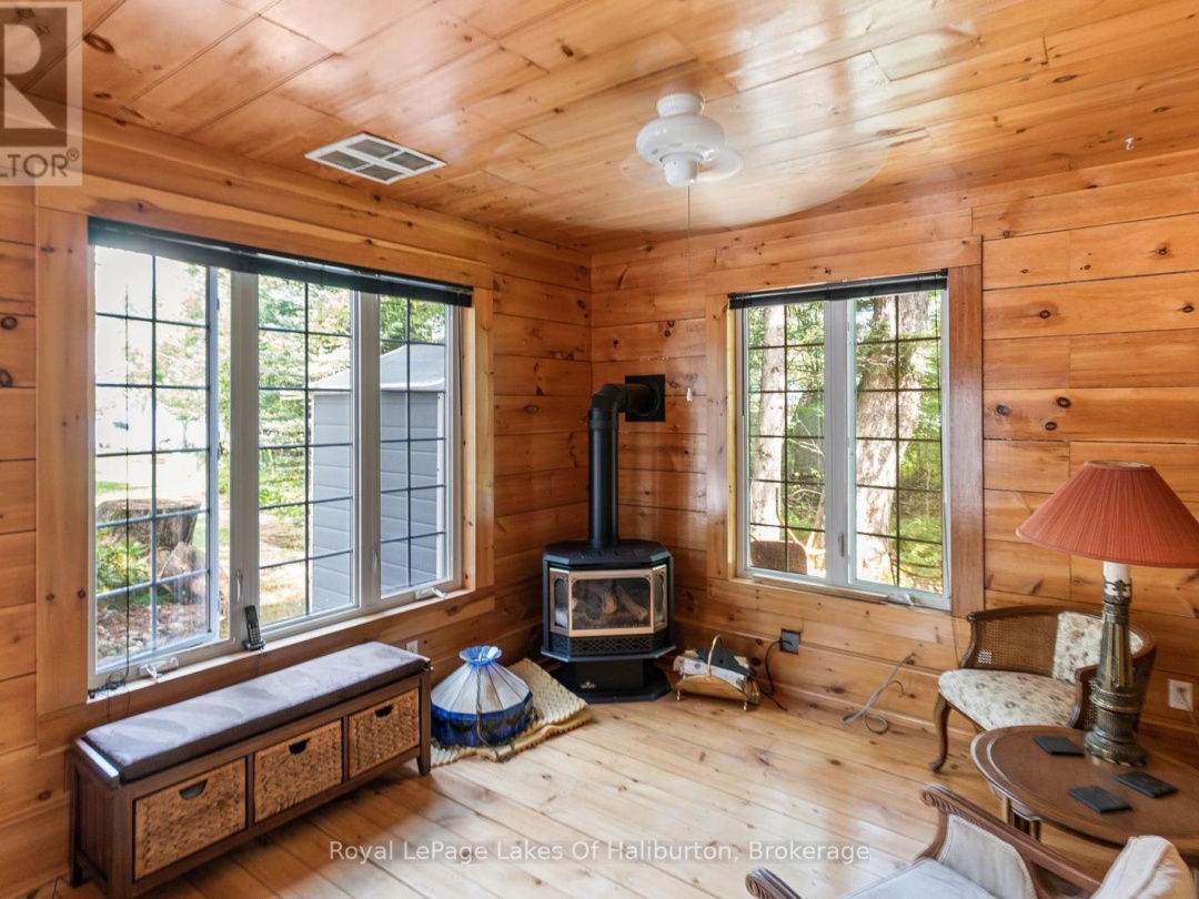 1049 NINATIGO LANE, 