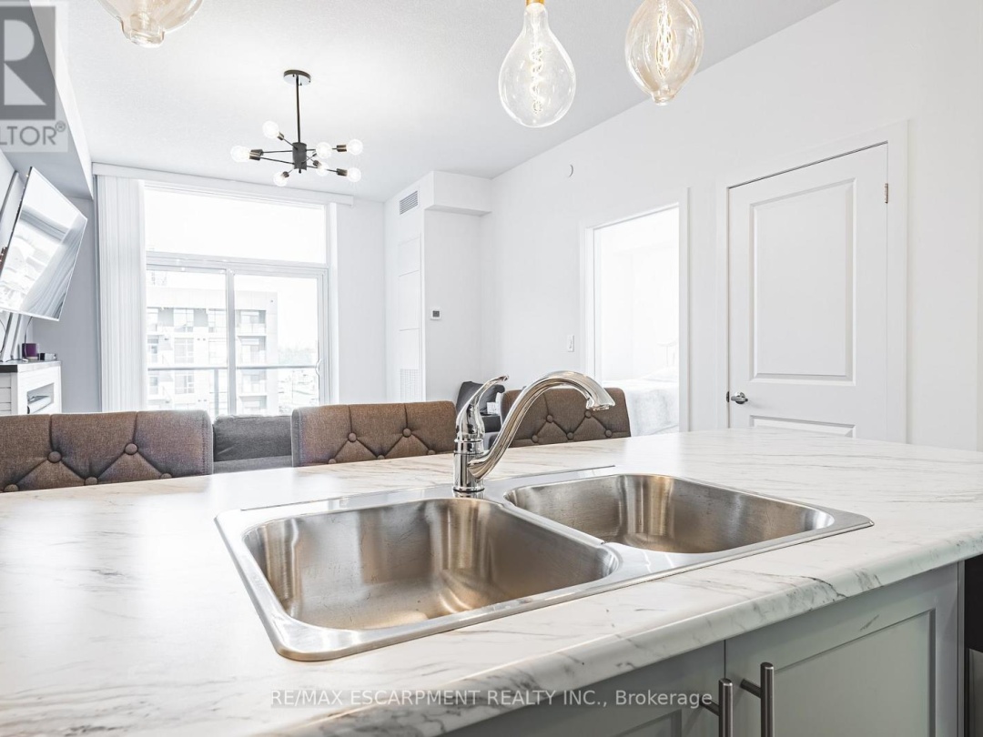327 - 460 DUNDAS STREET E, 