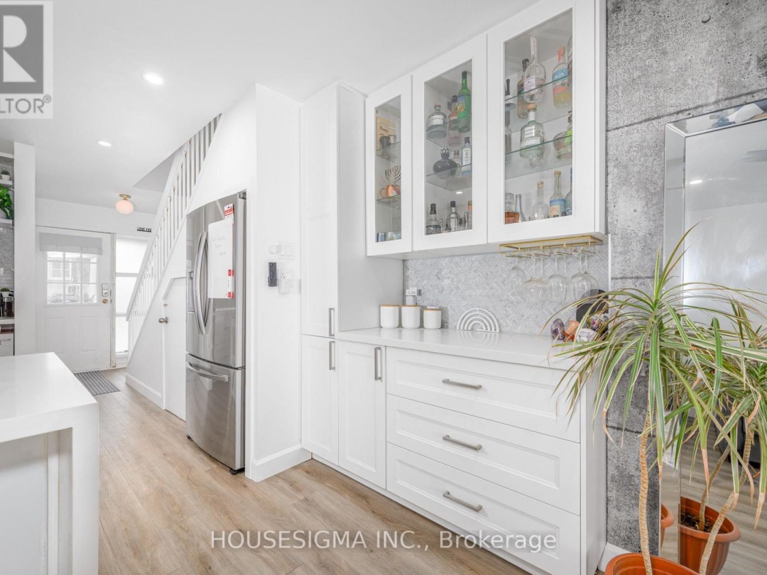 19 - 4 PARADISE BOULEVARD, 