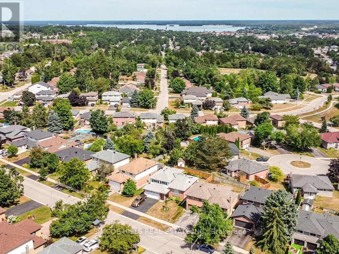 40 LAURENTIAN LANE, 