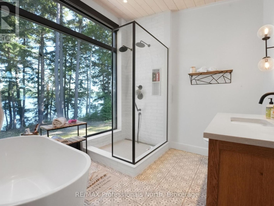 1046 LONE WOLF CRESCENT, 