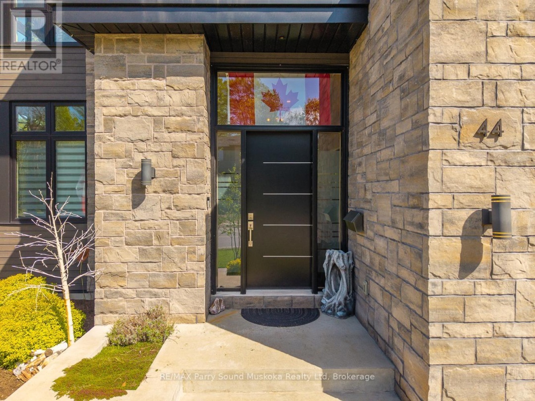 44 DENNIS DRIVE, Parry Sound