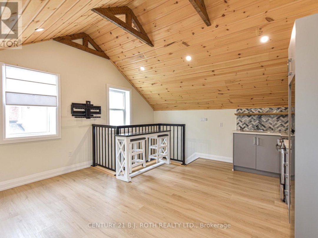 274 MISSISSAGA STREET W, 