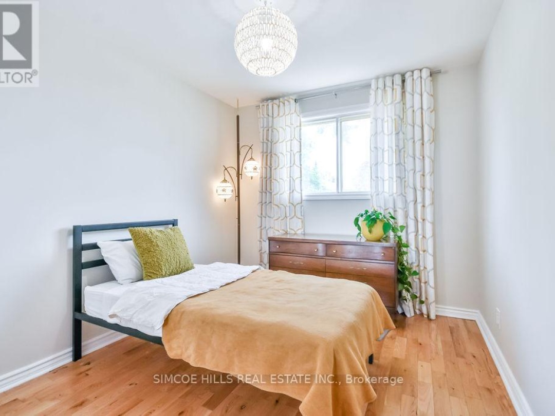 40 LAURENTIAN LANE, 