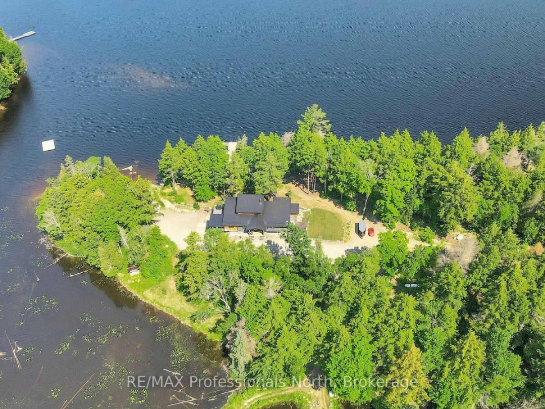 1046 LONE WOLF CRESCENT, 
