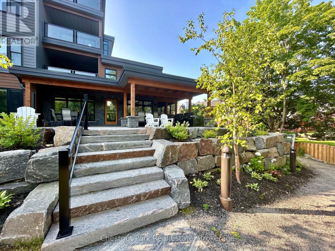 301 200 Anglo Street, South Muskoka Lake