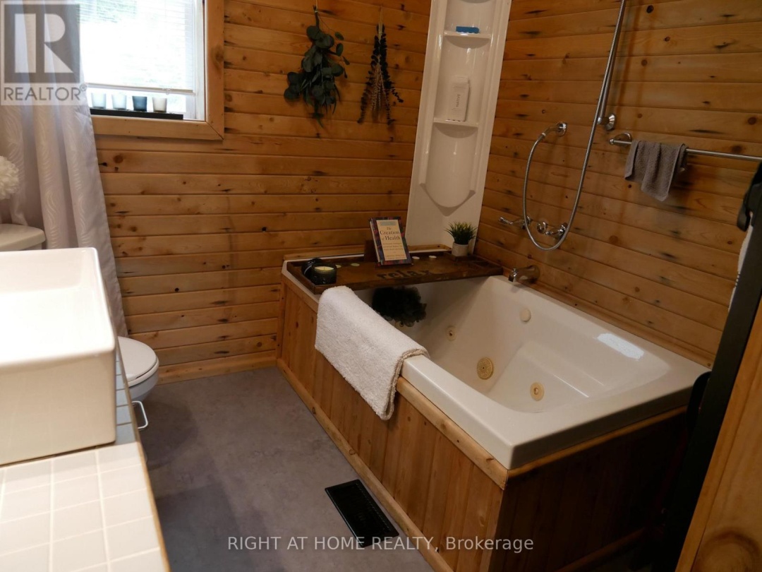 1130 TOWERING OAKS TRAIL W, 
