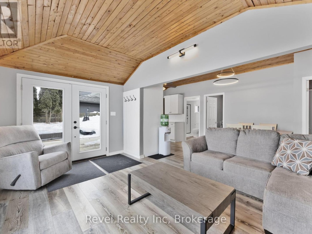 97 Maskinonge Road, Georgian Bay