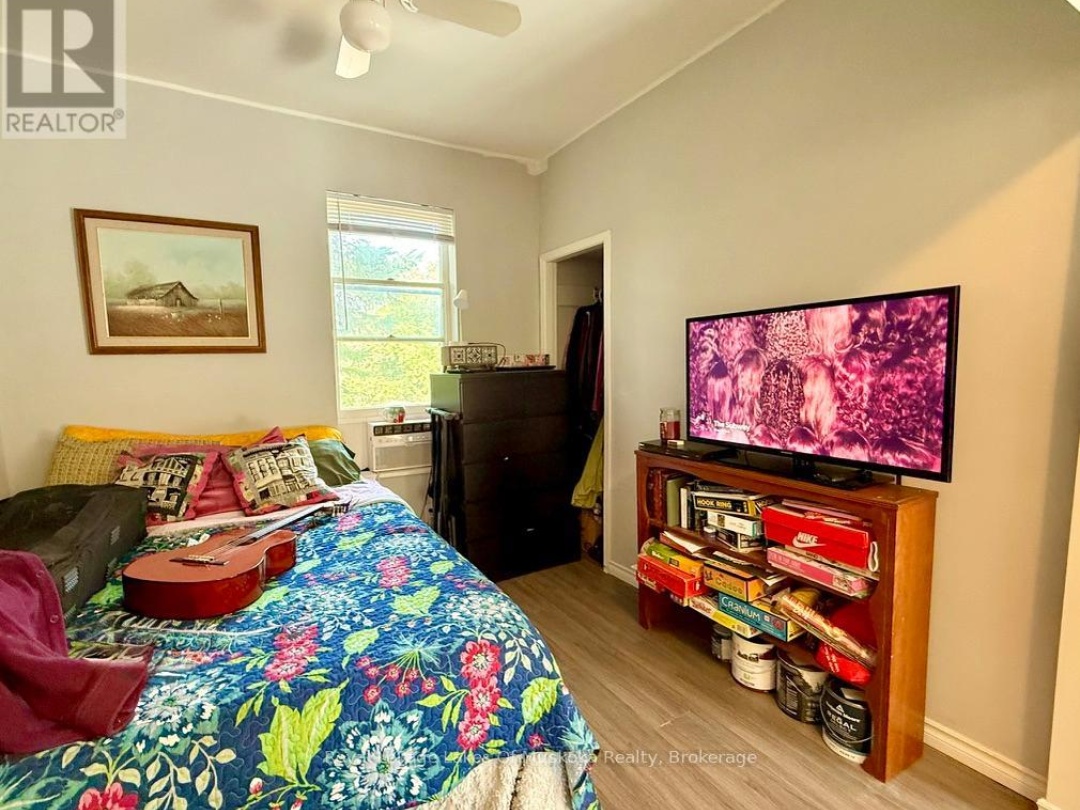 4 DUNCAN STREET E, 