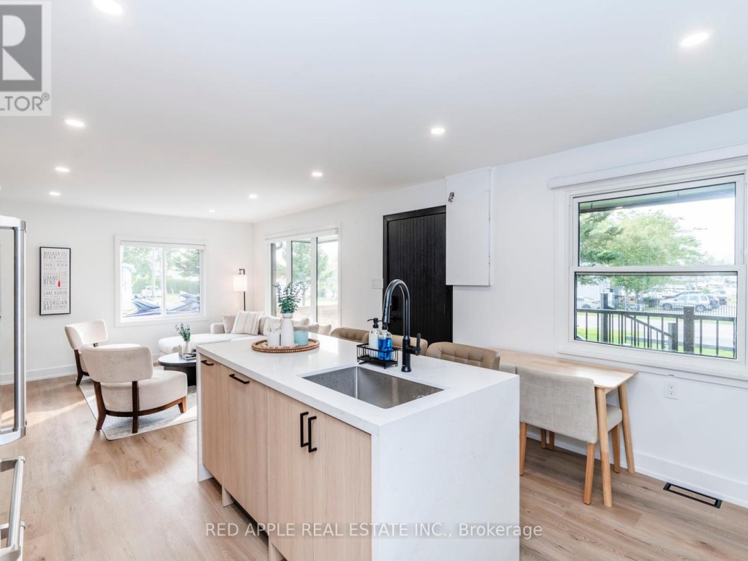 205 Hoyt Avenue, Georgian Bay