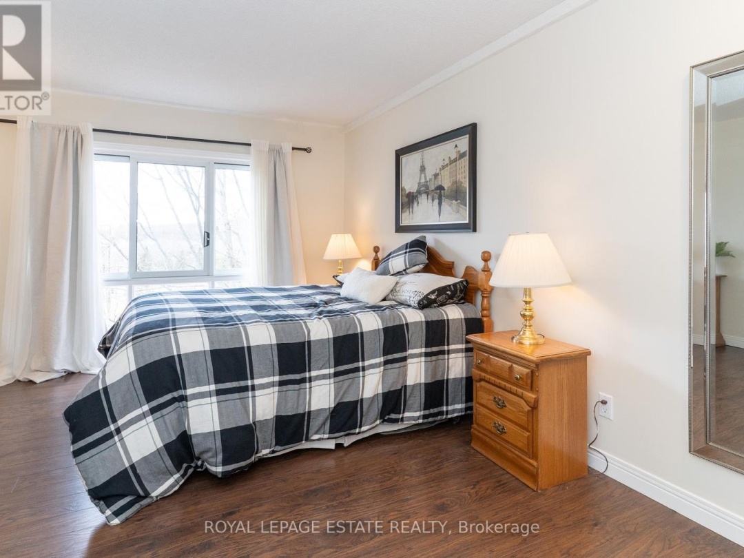 201 27 Deerhurst Drive, Peninsula Lake
