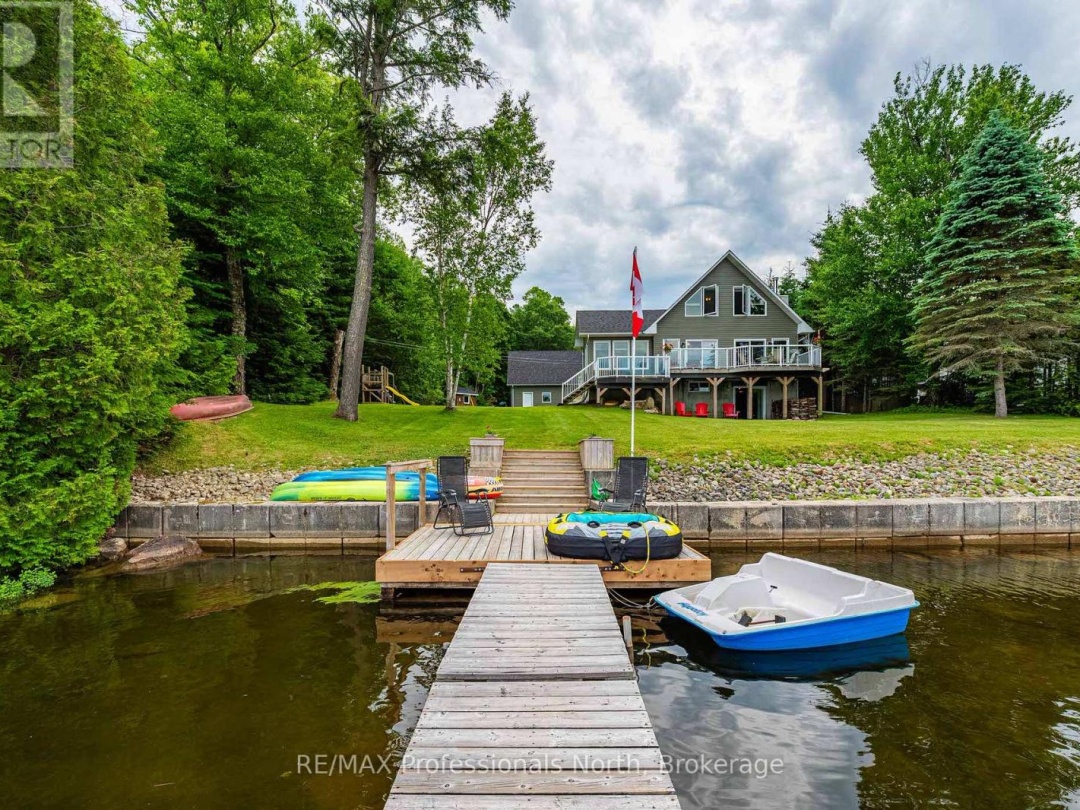 1075 COMAK CRESCENT, 