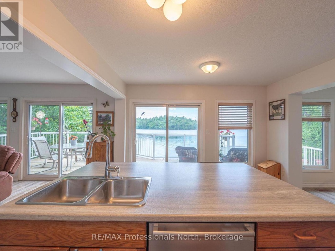 1075 COMAK CRESCENT, 