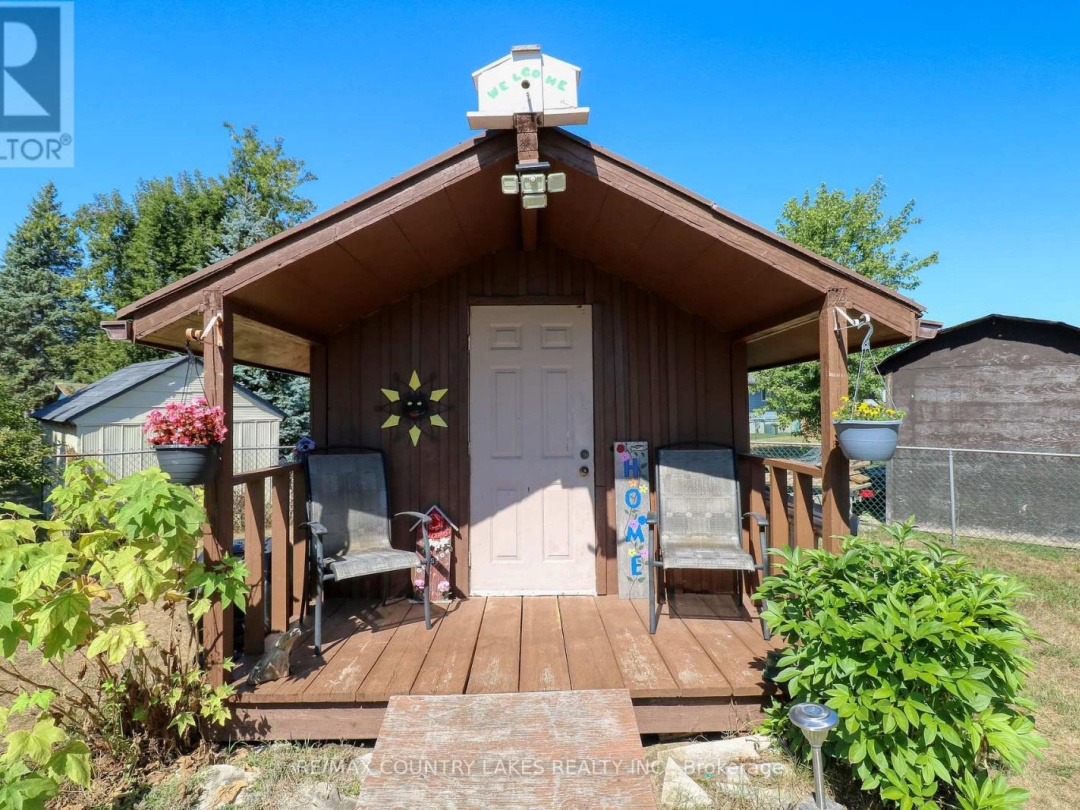588 MAIN STREET E, 