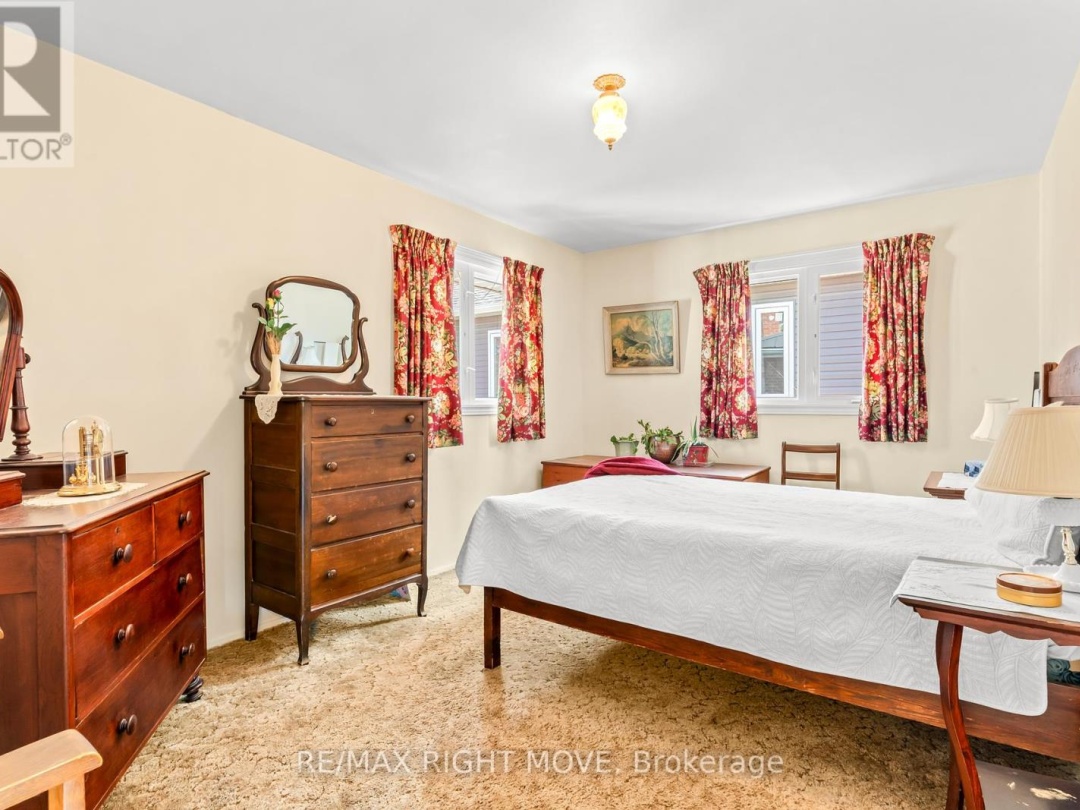 504 SIMCOE STREET, 
