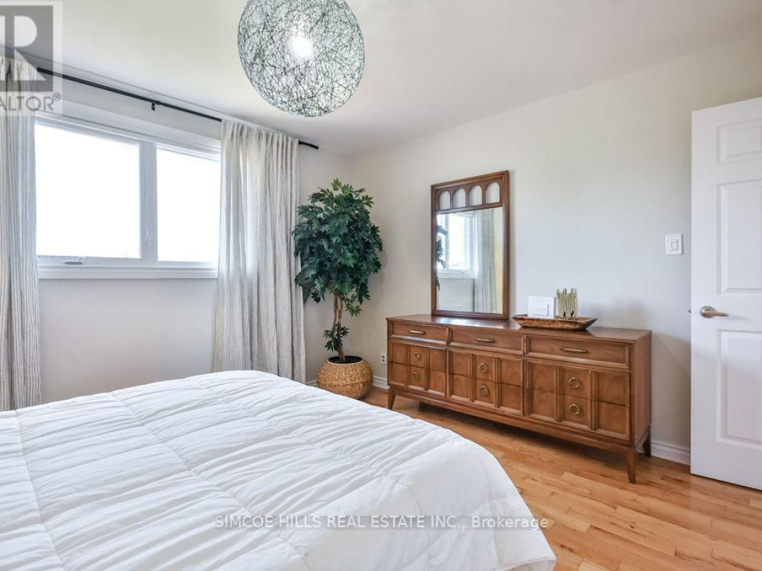 40 LAURENTIAN LANE, 