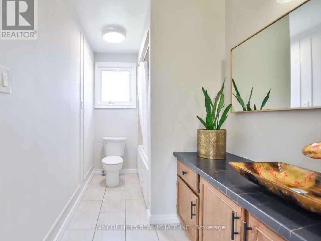 40 LAURENTIAN LANE, 