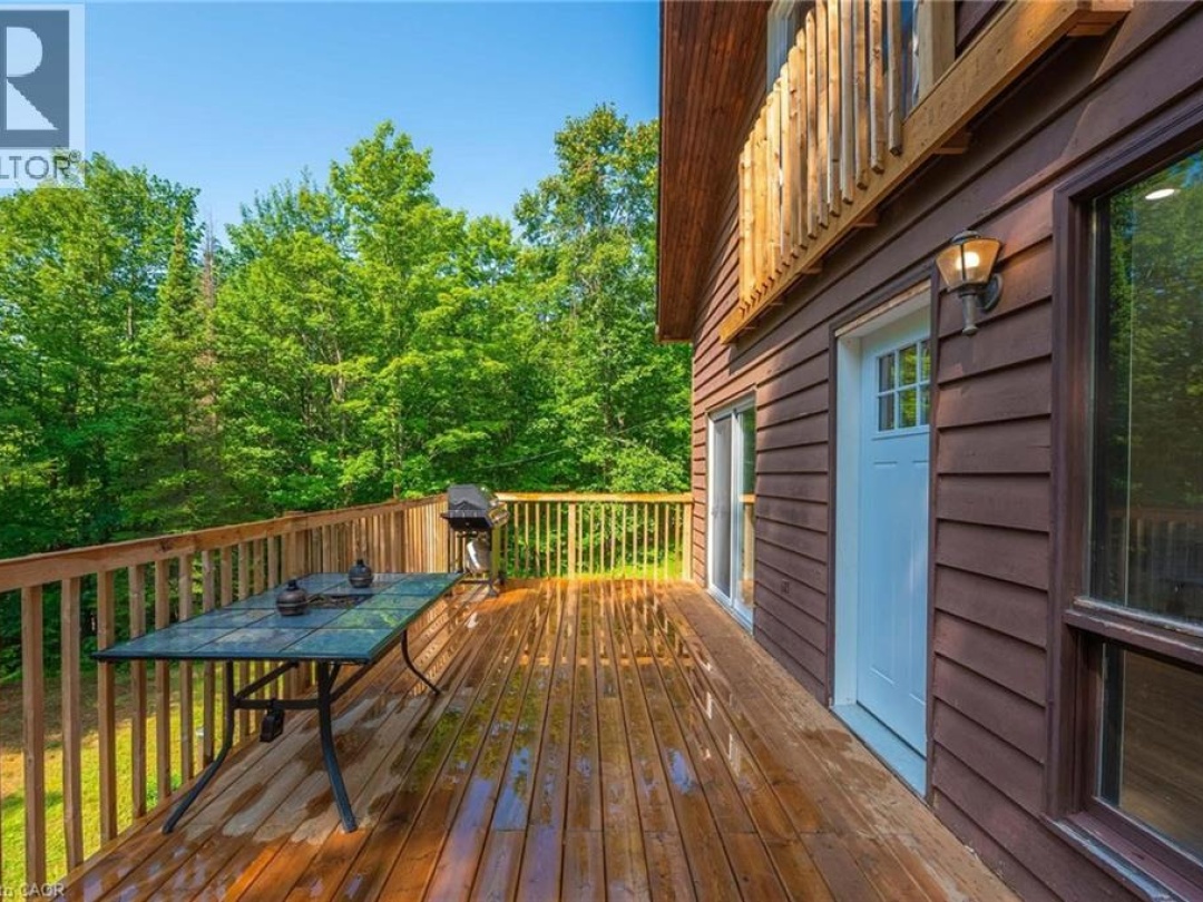 1044 ENGLISH Circle, 
